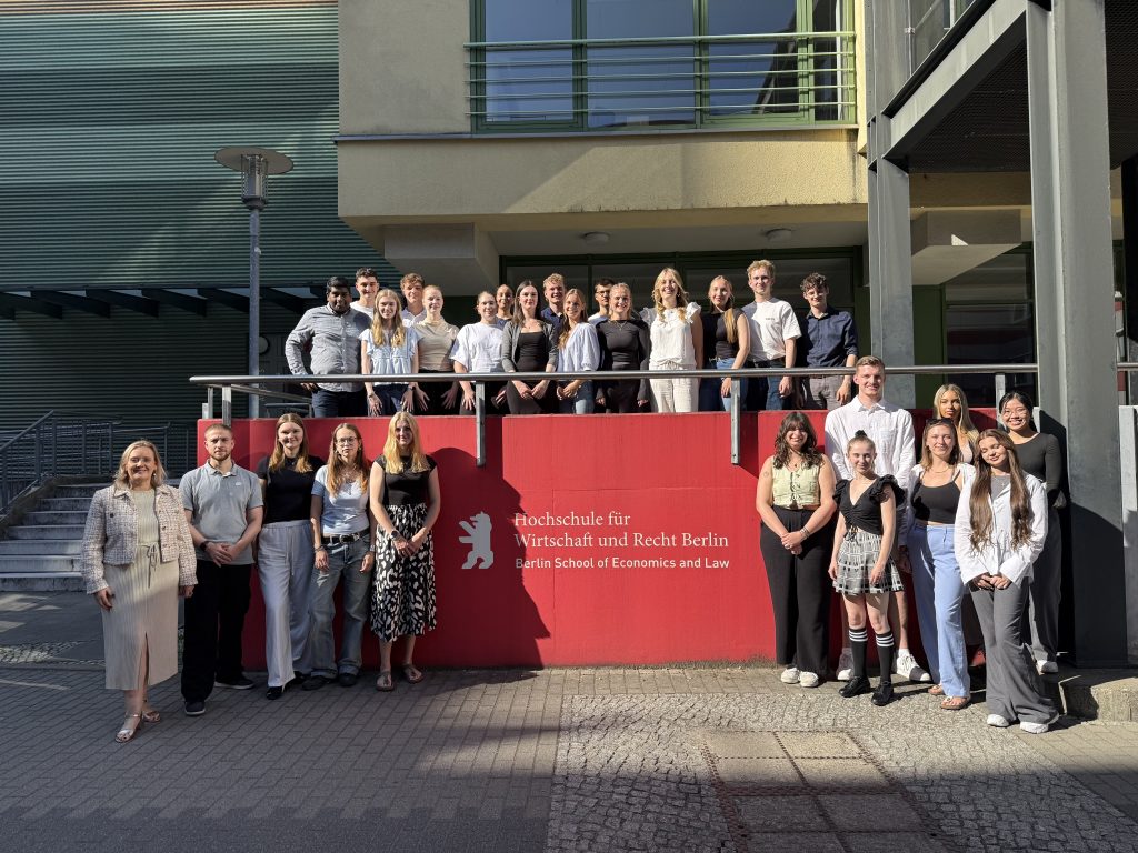 Der Jahrgang der Tourismusstudierenden von 2023 mit der Projektleitung Professor Doktor Sandra Rochnowski und Jan Kronenberger.