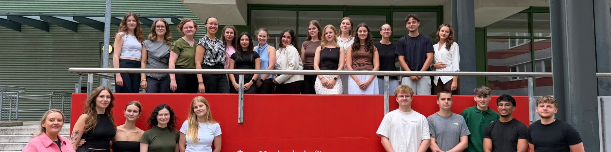 Gruppenfoto der Tourismusstudierenden des Jahrgangs 2024 vor der HWR Berlin